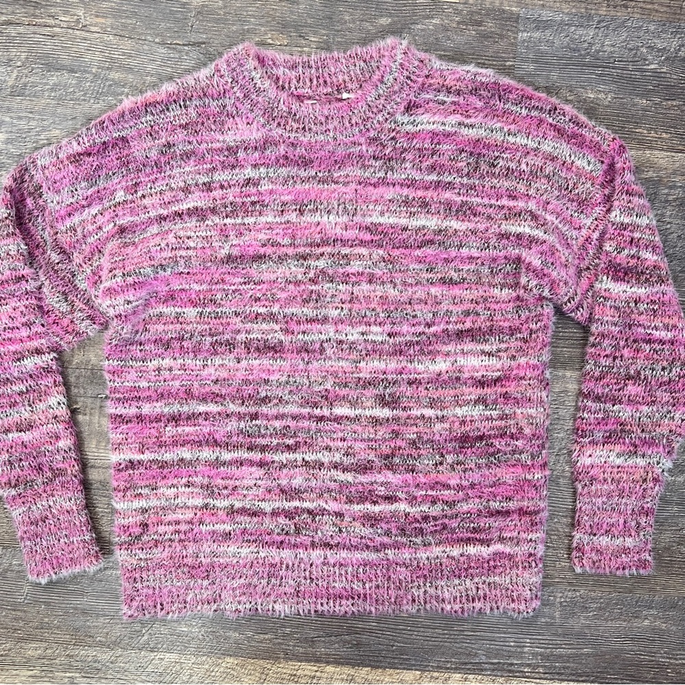 Pink crewneck super soft pink striped sweater size medium? b136